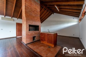 Casa à venda com 210m², 3 dormitórios, 1 suíte, 3 vagas, no bairro Camaquã em Porto Alegre