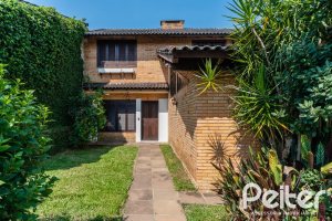Casa à venda com 210m², 3 dormitórios, 1 suíte, 3 vagas, no bairro Camaquã em Porto Alegre
