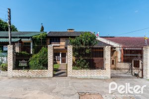 Casa à venda com 210m², 3 dormitórios, 1 suíte, 3 vagas, no bairro Camaquã em Porto Alegre