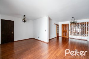 Casa à venda com 210m², 3 dormitórios, 1 suíte, 3 vagas, no bairro Camaquã em Porto Alegre