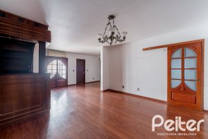 Casa à venda com 210m², 3 dormitórios, 1 suíte, 3 vagas, no bairro Camaquã em Porto Alegre