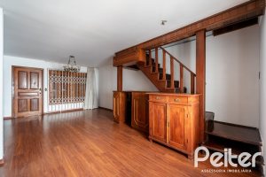 Casa à venda com 210m², 3 dormitórios, 1 suíte, 3 vagas, no bairro Camaquã em Porto Alegre