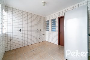 Casa à venda com 210m², 3 dormitórios, 1 suíte, 3 vagas, no bairro Camaquã em Porto Alegre