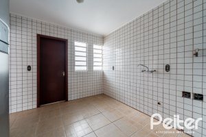 Casa à venda com 210m², 3 dormitórios, 1 suíte, 3 vagas, no bairro Camaquã em Porto Alegre