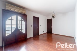 Casa à venda com 210m², 3 dormitórios, 1 suíte, 3 vagas, no bairro Camaquã em Porto Alegre