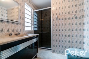 Casa à venda com 210m², 3 dormitórios, 1 suíte, 3 vagas, no bairro Camaquã em Porto Alegre