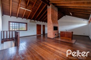 Casa à venda com 210m², 3 dormitórios, 1 suíte, 3 vagas, no bairro Camaquã em Porto Alegre