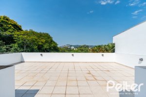 Casa à venda com 210m², 3 dormitórios, 1 suíte, 3 vagas, no bairro Camaquã em Porto Alegre