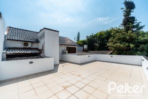 Casa à venda com 210m², 3 dormitórios, 1 suíte, 3 vagas, no bairro Camaquã em Porto Alegre