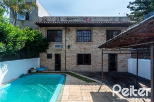 Casa à venda com 210m², 3 dormitórios, 1 suíte, 3 vagas, no bairro Camaquã em Porto Alegre