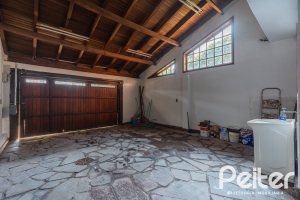 Casa à venda com 210m², 3 dormitórios, 1 suíte, 3 vagas, no bairro Camaquã em Porto Alegre