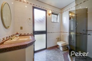 Casa à venda com 272m², 4 dormitórios, 1 suíte, 6 vagas, no bairro Vila Assunção em Porto Alegre