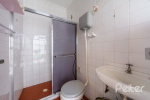 Casa à venda com 272m², 4 dormitórios, 1 suíte, 6 vagas, no bairro Vila Assunção em Porto Alegre