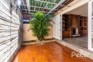Casa à venda com 272m², 4 dormitórios, 1 suíte, 6 vagas, no bairro Vila Assunção em Porto Alegre