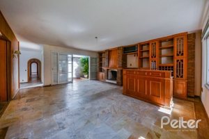 Casa à venda com 272m², 4 dormitórios, 1 suíte, 6 vagas, no bairro Vila Assunção em Porto Alegre