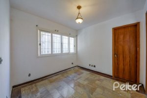 Casa à venda com 272m², 4 dormitórios, 1 suíte, 6 vagas, no bairro Vila Assunção em Porto Alegre