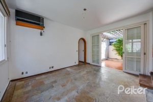 Casa à venda com 272m², 4 dormitórios, 1 suíte, 6 vagas, no bairro Vila Assunção em Porto Alegre