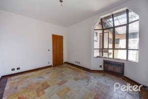 Casa à venda com 272m², 4 dormitórios, 1 suíte, 6 vagas, no bairro Vila Assunção em Porto Alegre