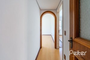 Casa à venda com 272m², 4 dormitórios, 1 suíte, 6 vagas, no bairro Vila Assunção em Porto Alegre