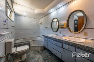 Casa à venda com 272m², 4 dormitórios, 1 suíte, 6 vagas, no bairro Vila Assunção em Porto Alegre