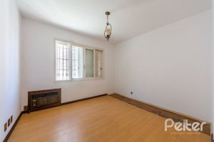 Casa à venda com 272m², 4 dormitórios, 1 suíte, 6 vagas, no bairro Vila Assunção em Porto Alegre