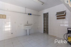 Casa à venda com 272m², 4 dormitórios, 1 suíte, 6 vagas, no bairro Vila Assunção em Porto Alegre