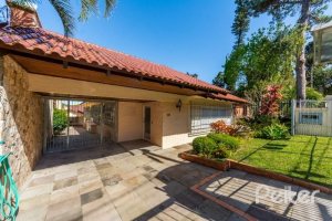 Casa à venda com 272m², 4 dormitórios, 1 suíte, 6 vagas, no bairro Vila Assunção em Porto Alegre