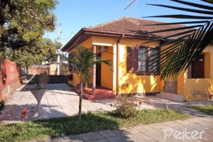 Casa à venda com 150m², 3 dormitórios, 4 vagas, no bairro Guarujá em Porto Alegre