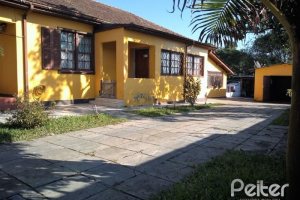 Casa à venda com 150m², 3 dormitórios, 4 vagas, no bairro Guarujá em Porto Alegre