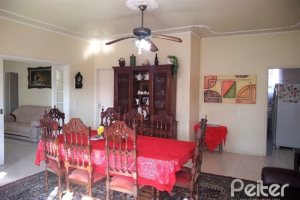 Casa à venda com 150m², 3 dormitórios, 4 vagas, no bairro Guarujá em Porto Alegre