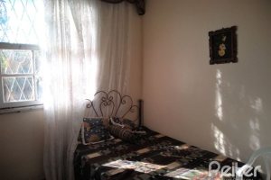 Casa à venda com 150m², 3 dormitórios, 4 vagas, no bairro Guarujá em Porto Alegre