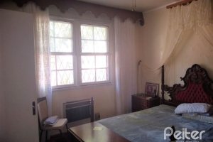 Casa à venda com 150m², 3 dormitórios, 4 vagas, no bairro Guarujá em Porto Alegre