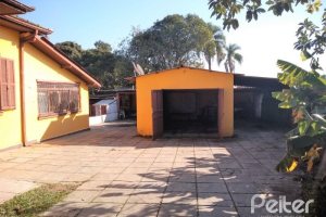 Casa à venda com 150m², 3 dormitórios, 4 vagas, no bairro Guarujá em Porto Alegre