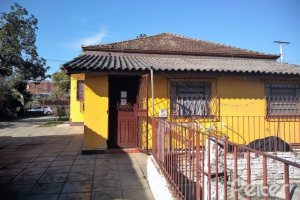 Casa à venda com 150m², 3 dormitórios, 4 vagas, no bairro Guarujá em Porto Alegre