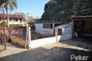 Casa à venda com 150m², 3 dormitórios, 4 vagas, no bairro Guarujá em Porto Alegre