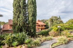 Casa à venda com 350m², 4 dormitórios, 1 suíte, 2 vagas, no bairro Vila Assunção em Porto Alegre