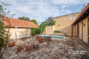 Casa à venda com 350m², 4 dormitórios, 1 suíte, 2 vagas, no bairro Vila Assunção em Porto Alegre