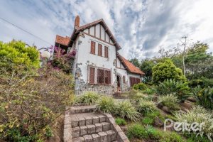 Casa à venda com 350m², 4 dormitórios, 1 suíte, 2 vagas, no bairro Vila Assunção em Porto Alegre