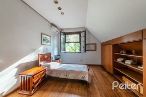 Casa à venda com 350m², 4 dormitórios, 1 suíte, 2 vagas, no bairro Vila Assunção em Porto Alegre