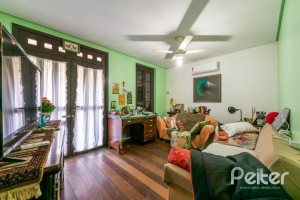 Casa à venda com 350m², 4 dormitórios, 1 suíte, 2 vagas, no bairro Vila Assunção em Porto Alegre