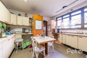 Casa à venda com 350m², 4 dormitórios, 1 suíte, 2 vagas, no bairro Vila Assunção em Porto Alegre