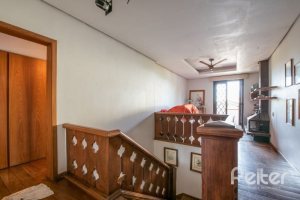 Casa à venda com 350m², 4 dormitórios, 1 suíte, 2 vagas, no bairro Vila Assunção em Porto Alegre