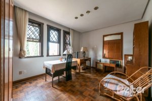 Casa à venda com 350m², 4 dormitórios, 1 suíte, 2 vagas, no bairro Vila Assunção em Porto Alegre