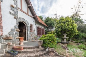 Casa à venda com 350m², 4 dormitórios, 1 suíte, 2 vagas, no bairro Vila Assunção em Porto Alegre