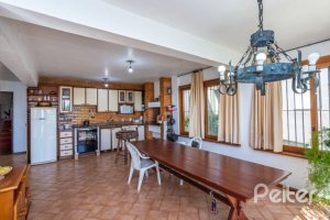 Casa à venda com 400m², 4 dormitórios, 2 suítes, 4 vagas, no bairro Vila Assunção em Porto Alegre