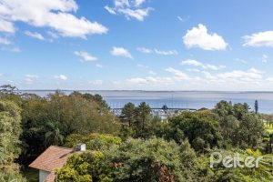 Casa à venda com 400m², 4 dormitórios, 2 suítes, 4 vagas, no bairro Vila Assunção em Porto Alegre