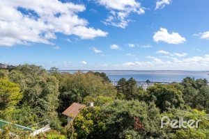 Casa à venda com 400m², 4 dormitórios, 2 suítes, 4 vagas, no bairro Vila Assunção em Porto Alegre