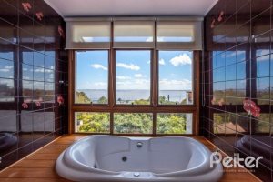 Casa à venda com 400m², 4 dormitórios, 2 suítes, 4 vagas, no bairro Vila Assunção em Porto Alegre