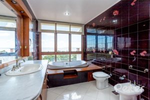 Casa à venda com 400m², 4 dormitórios, 2 suítes, 4 vagas, no bairro Vila Assunção em Porto Alegre