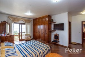 Casa à venda com 400m², 4 dormitórios, 2 suítes, 4 vagas, no bairro Vila Assunção em Porto Alegre